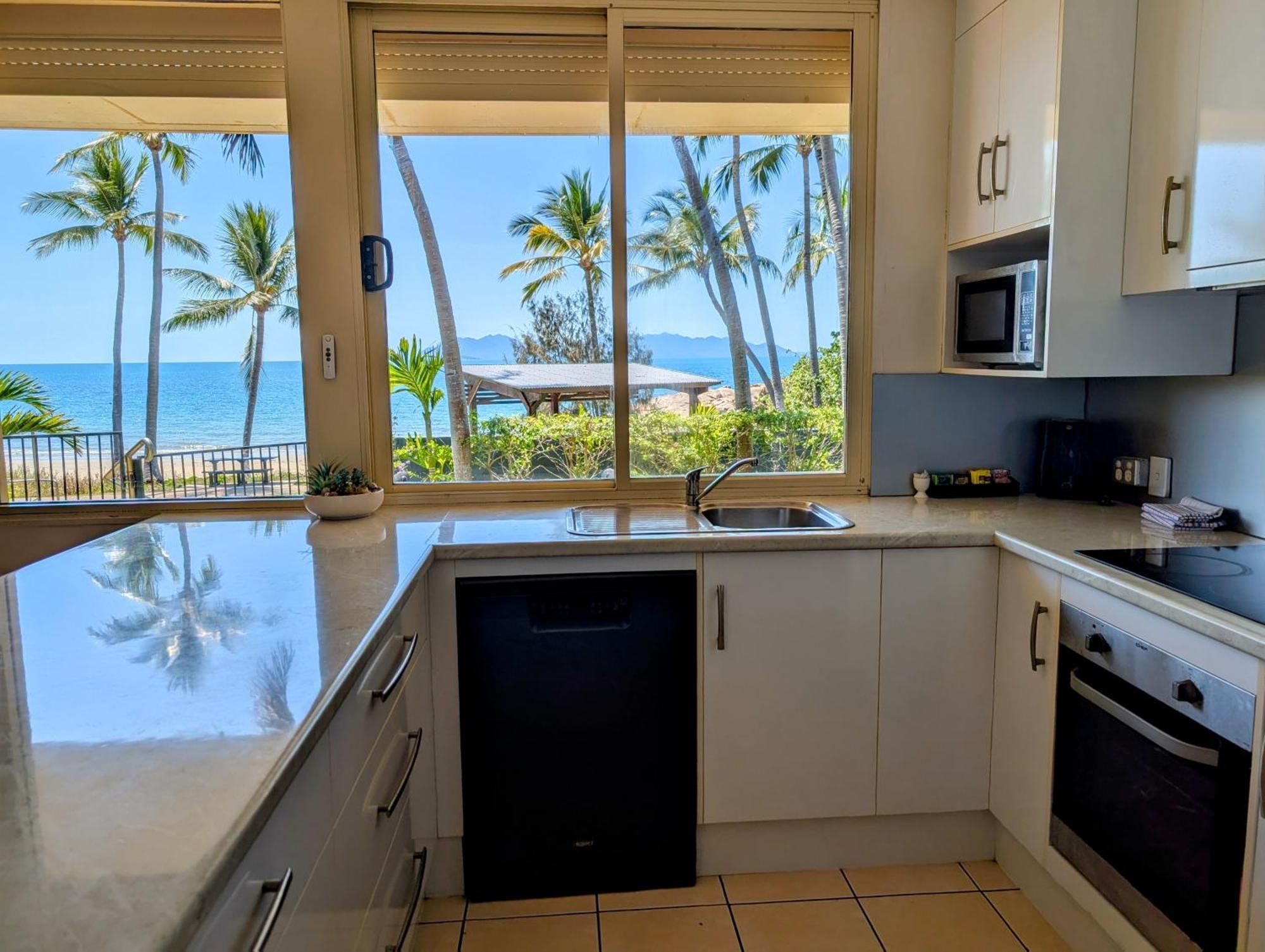 Rose Bay Resort Bowen Bagian luar foto